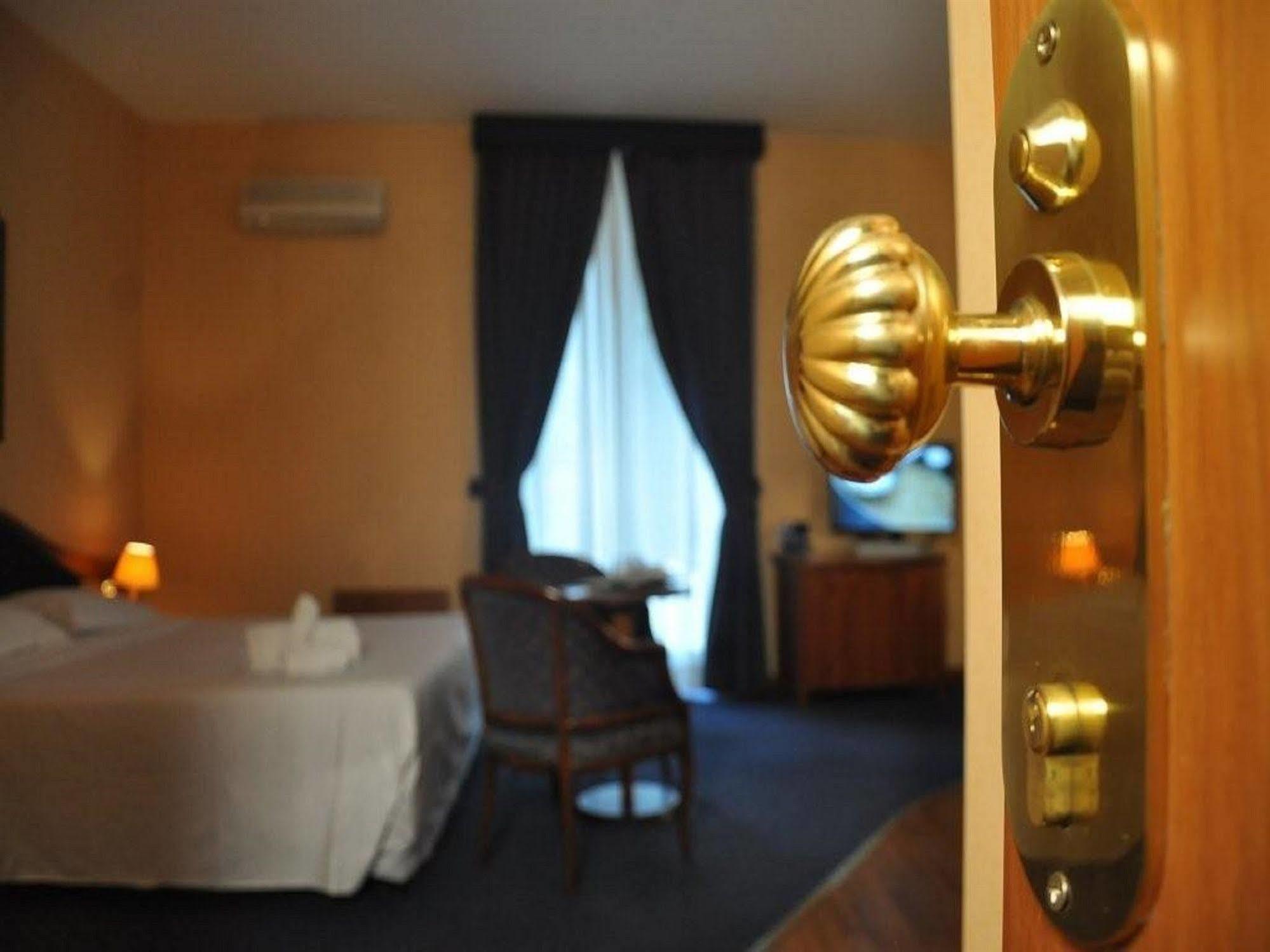 Massimo Plaza Hotel Палермо Екстериор снимка